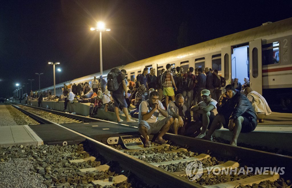 지난 18일(현지시간) 새벽 헝가리 접경인 크로아티아 동북부의 벨리 마나스티르역에서 난민들이 쉬고 있다. 헝가리가의 국경 통제 강화로 수많은 난민이 크로아티아를 경유하려 했지만 크로아티아 정부마저 쏟아지는 난민 유입에 기존의 입장을 바꿔 세르비아와의 국경 길목을 차단했다. (AP=연합뉴스 자료사진)