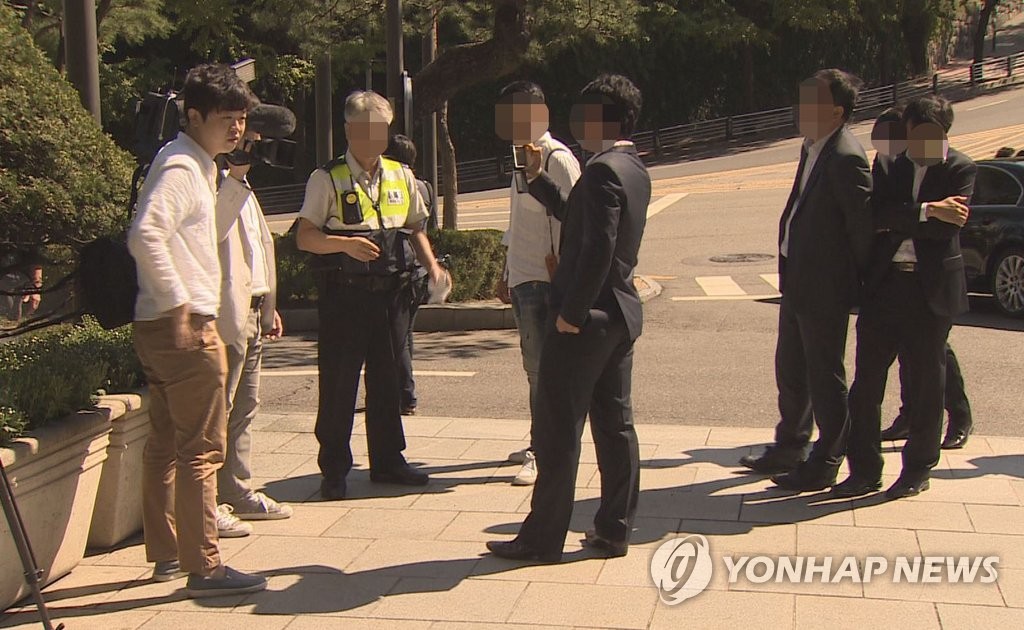 머니투데이 공개행사 취재 방해, 취재기자 '감금'
(서울=연합뉴스) 머니투데이그룹 계열사인 '더벨' 관계자들이 18일 오전 서울 밀레니엄 힐튼호텔에서 경제세미나 축사를 마치고 나오는 임종룡 금융위원장을 취재하던 연합뉴스TV 취재진을 감금한 후 홍선근 머니투데이그룹 회장의 모습을 찍은 영상이 있는 지를 확인해 줄 것을 강하게 요구하고 있다. 2015.9.18 << 연합뉴스TV >>