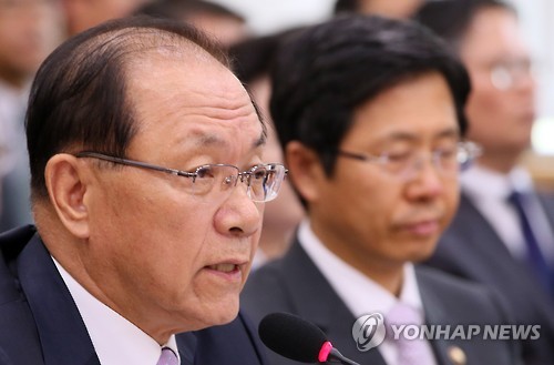 황우여 부총리 겸 교육부 장관이 전날 국회 교육문화체육관광위원회에서 진행된 국정감사에서 '역사교과서 국정화' 논란에 대해 답변하고 있다.