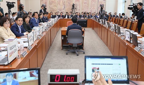 '역사교과서 국정화' 논란으로 파행