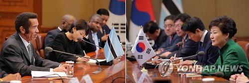 인사말 나누는 한·보츠와나 정상