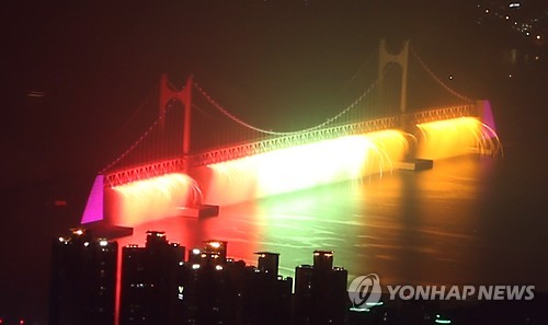 광안대교에서 흘러내리는 불꽃