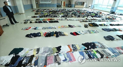 대강당 바닥 가득 채운 훔친 의류·신발
