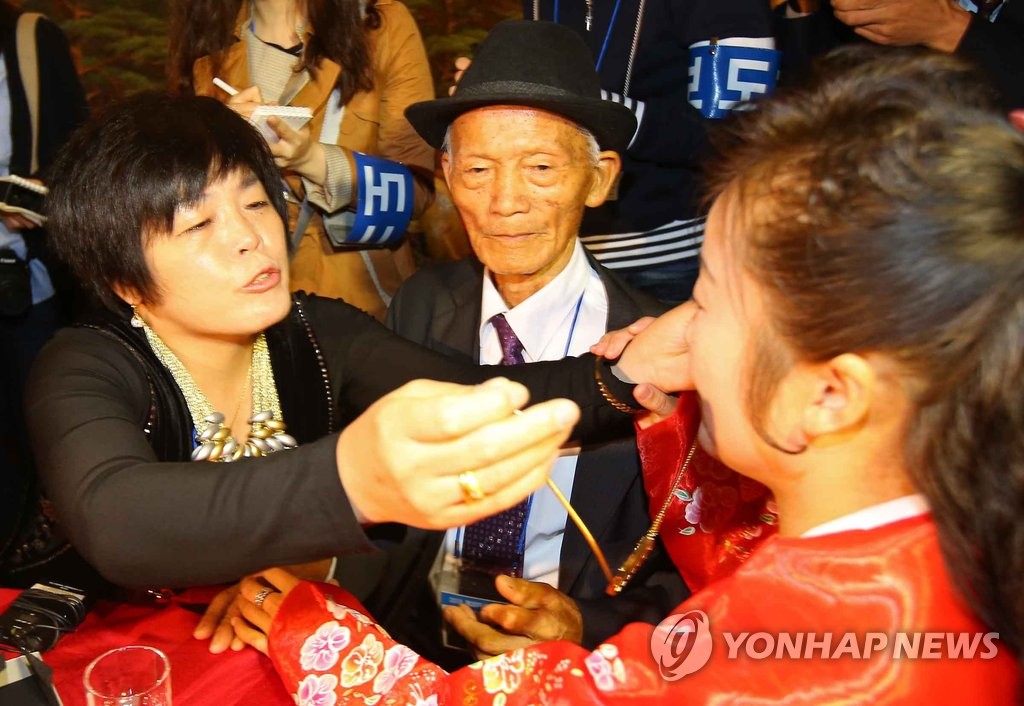 <이산상봉> "고모가 주는 선물이야, 받아"