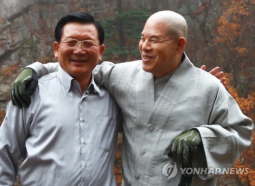어깨 동무한 남북 종교인