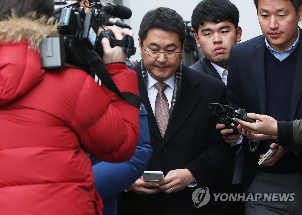 첫 공판 마친 이석우 전 카카오 대표