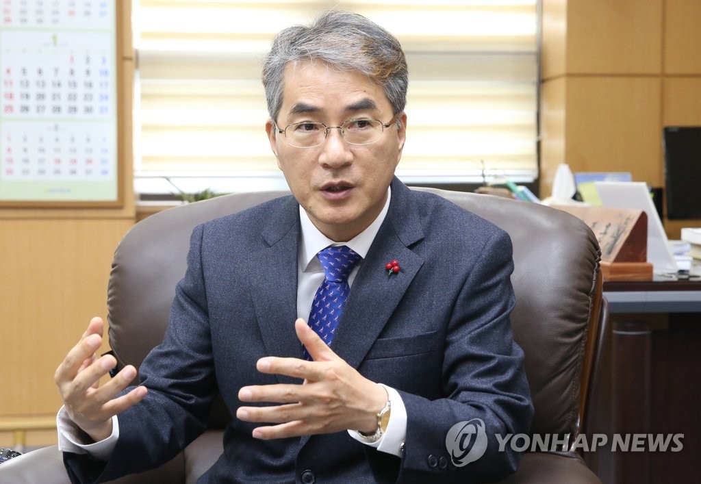 인터뷰하는 박종훈 경남교육감