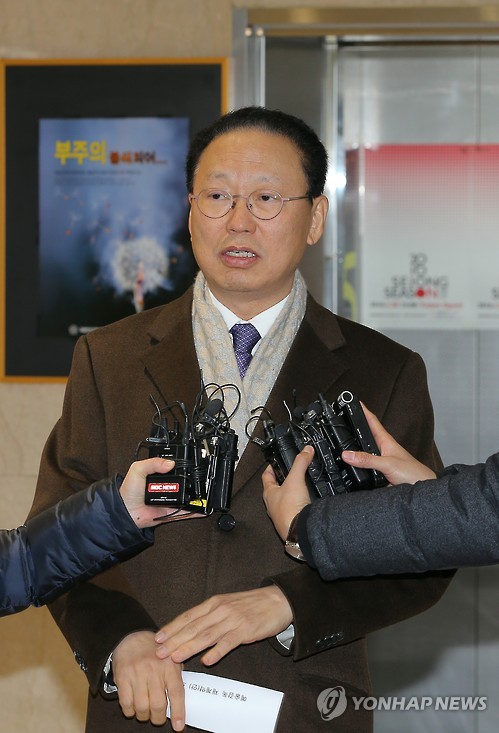 브리핑하는 최흥식 대표