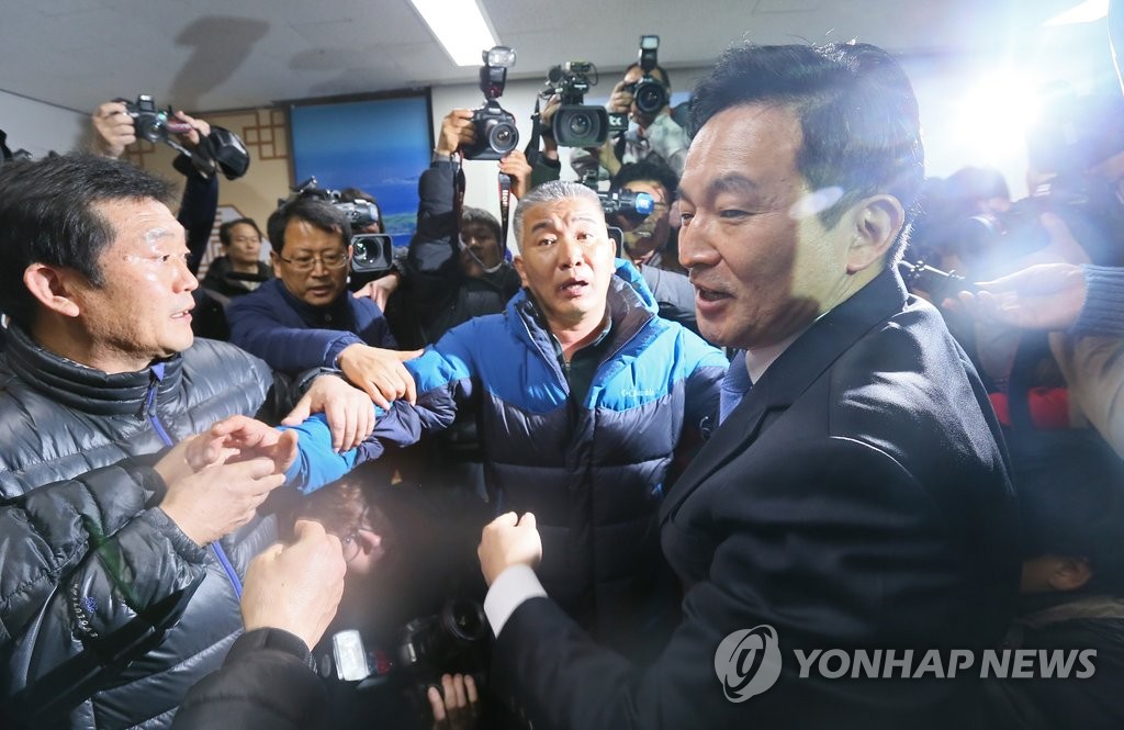 원희룡 지사에게 항의하는 주민