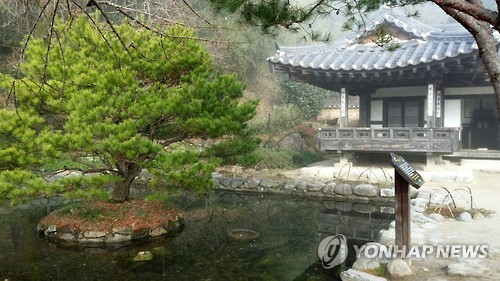하동 최 참판댁 별당 옆 연못(연합뉴스 자료사진)