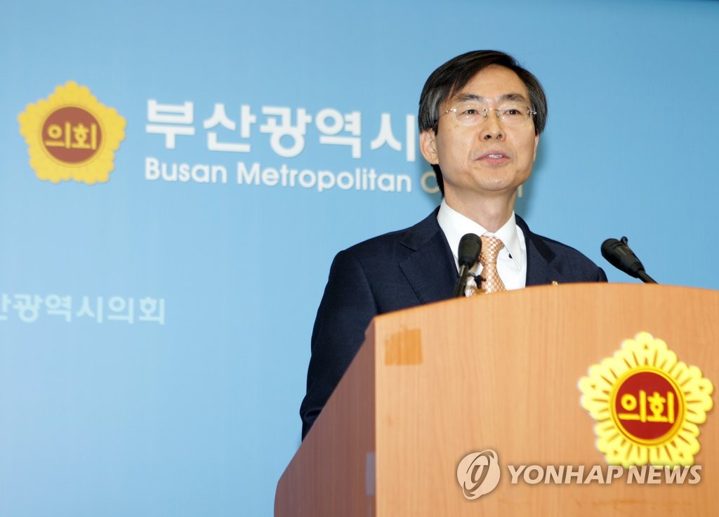 부산서 기자회견 하는 조경태 의원