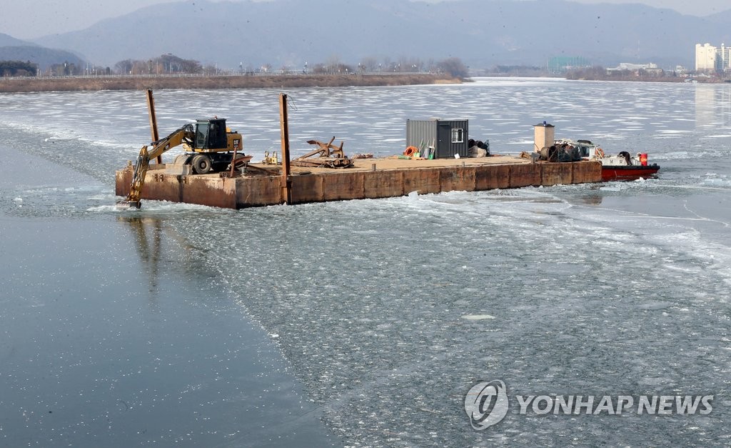 얼음 깨는 '의암호 쇄빙선'