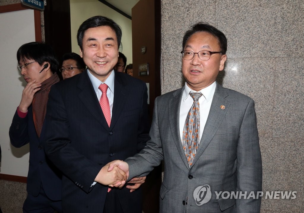 국회 찾은 유일호 경제부총리
