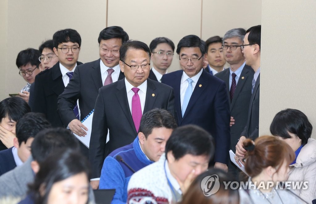 담화 발표장으로 입장하는 유일호 경제부총리