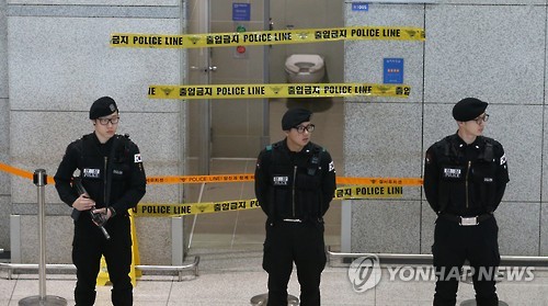 폭발물 의심물체가 발견된 인천국제공항 입국장 화장실 앞에서 경계근무 중인 공항경찰대원들