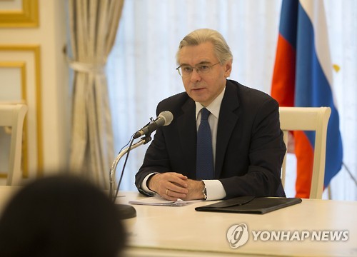 기자 간담회에서 발언하는 티모닌 대사
