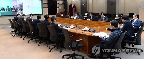 주유엔 대표부와 화상회의하는 윤병세 장관