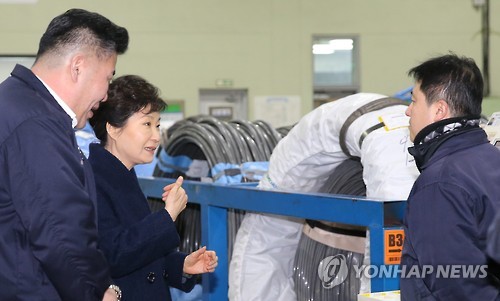근로자와 대화하는 박 대통령