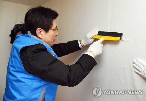 도배 봉사 나선 황교안 총리