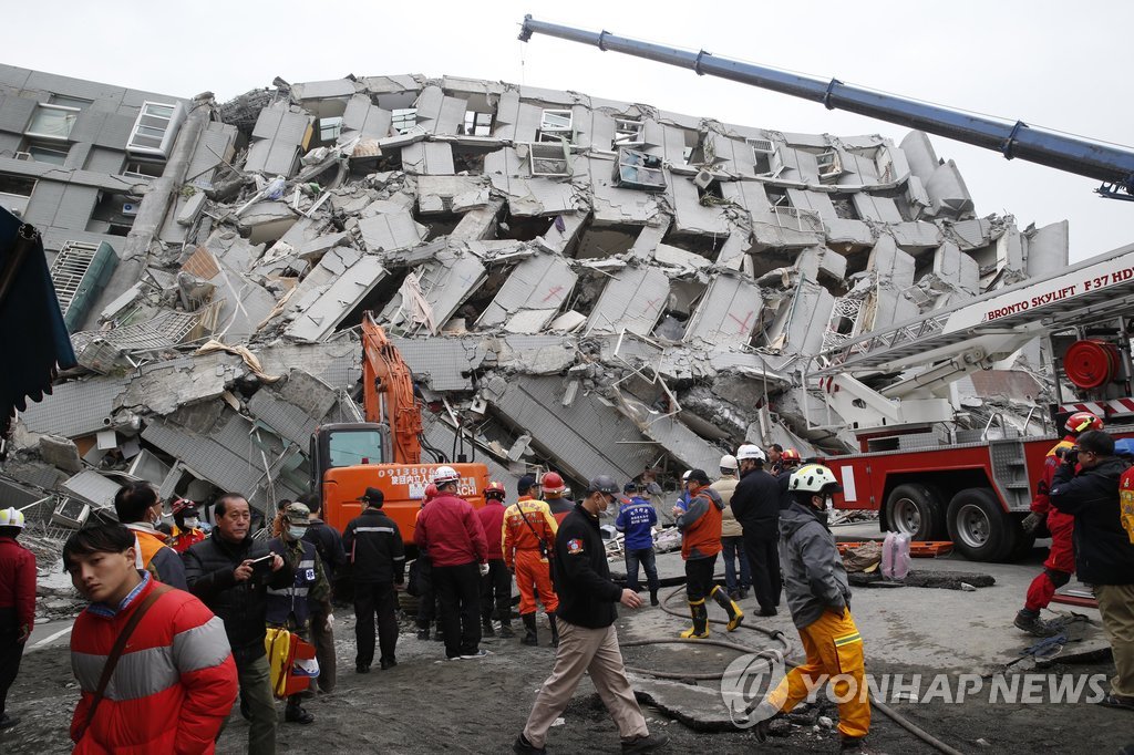 대만 강진으로 붕괴된 건물 (AP=연합뉴스)