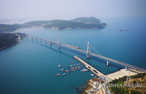 한맺힌 섬을 육지와 연결한 소록대교
