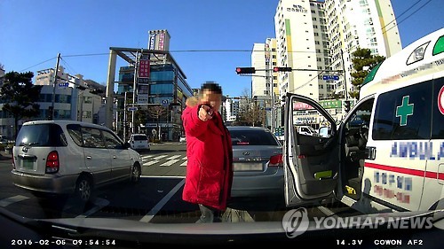 삿대질하는 사설 구급차 운전자