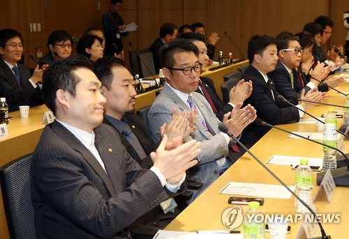 박수치는 명예기자들
