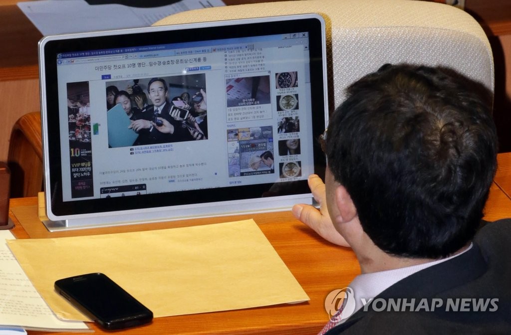 공천배제 명단 보는 야당 의원들