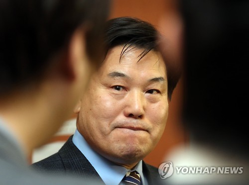 홍의락, '입술 꽉'