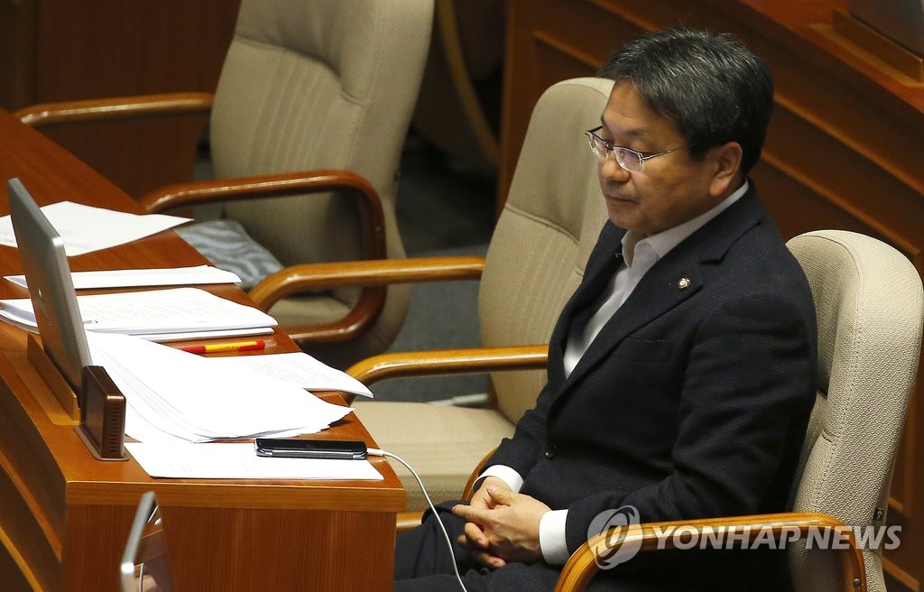 생각에 잠긴 강기정 의원