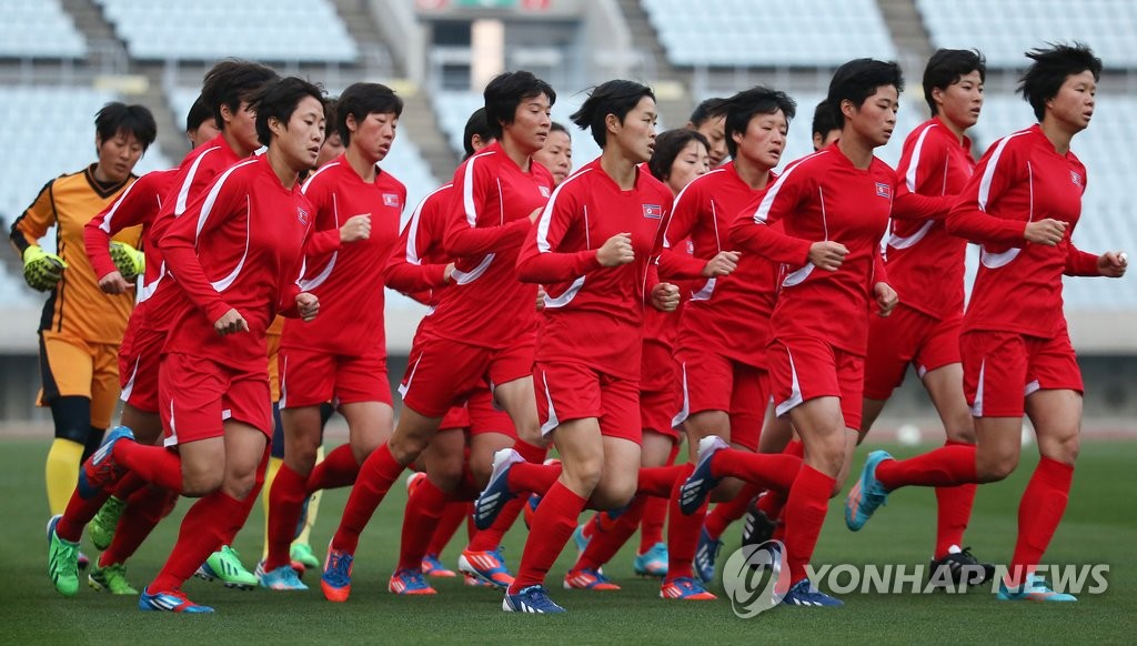 몸 푸는 북한 올림픽 여자 대표팀