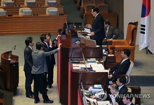 야당 항의에도 발언 이어가는 국회의장