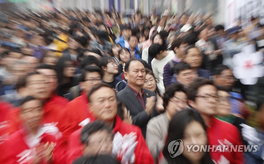 <총선> 발언 듣는 유권자들