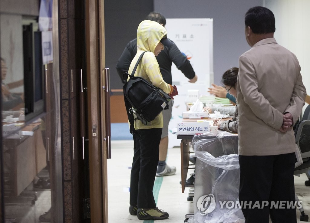 <선택 4.13> '북한산 안내소에서 투표를'