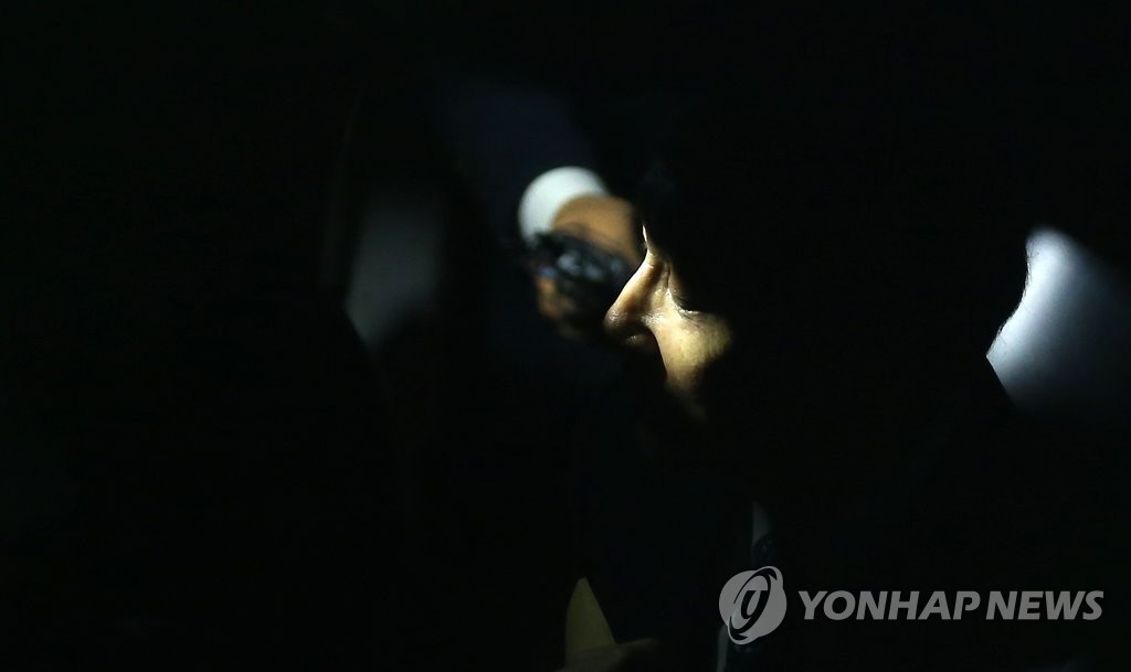 대답 없는 신현우 전 대표