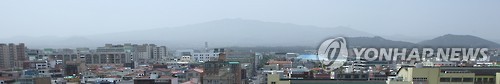 맑은 날씨인데도 뿌연 제주 한라산
