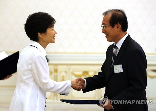 박근혜 대통령과 이원종 새 비서실장
