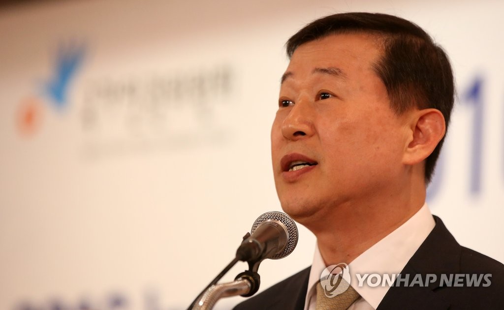 개회사하는 이성호 위원장