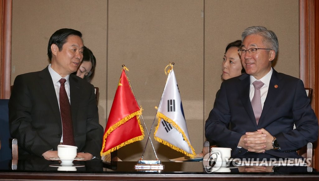 면담하는 김종덕 장관과 류치바오 중앙선전부장