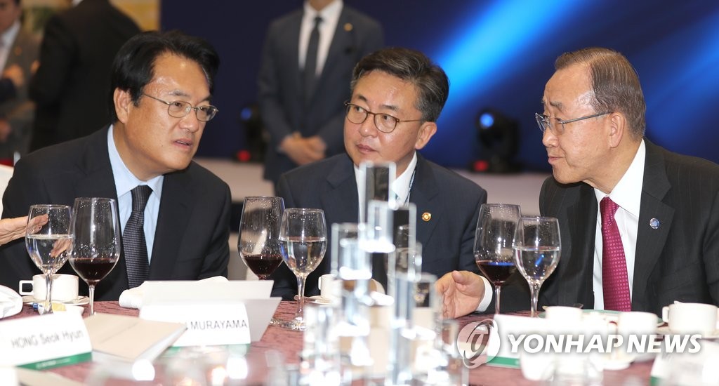 환담하는 반기문·홍용표·정진석