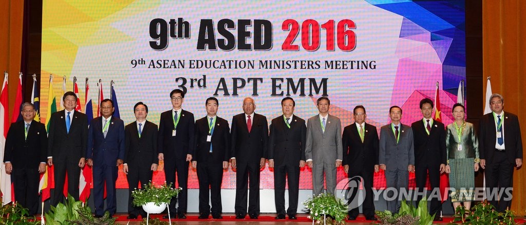ASEAN+3 교육장관 회의 참석한 이준식
