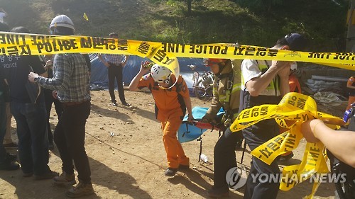 <남양주 붕괴사고> 이송되는 매몰자