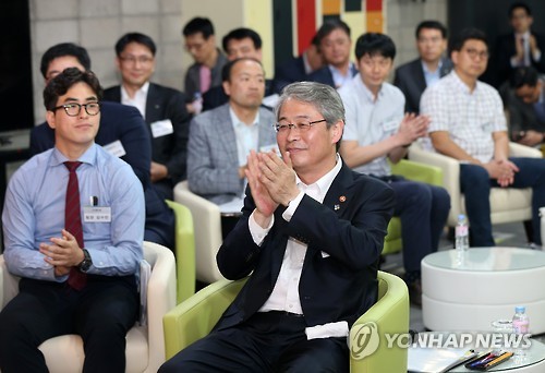 박수치는 임종룡 위원장