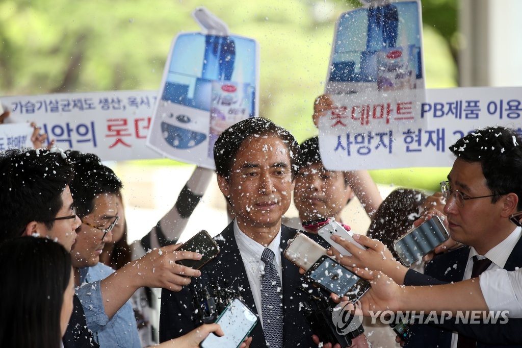 항의받는 노병용 대표