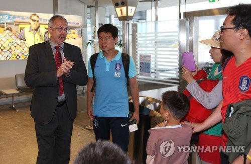 원정 응원단과 대화하는 슈틸리케 감독