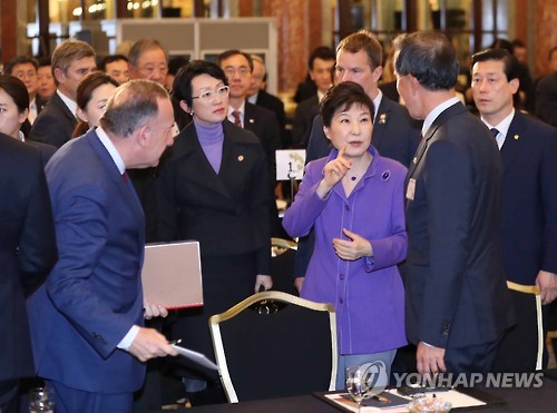 한-불 경제인연합회 회장과 대화하는 박 대통령