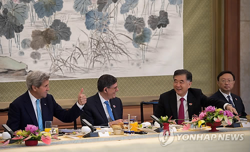 엄지 손가락 들어 보이는 케리 美국무