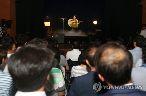 관객 앞에 선 김광석