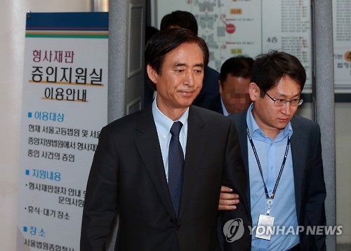 굳은 얼굴로