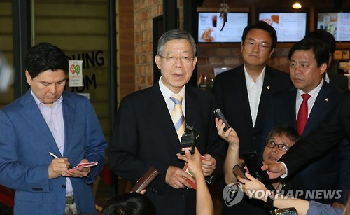 질문에 답하는 김희옥 혁신비대위원장
